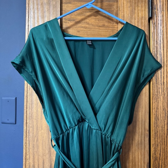 Emerald Green Batwing Pleated Satin Dress - Picture 5 of 10